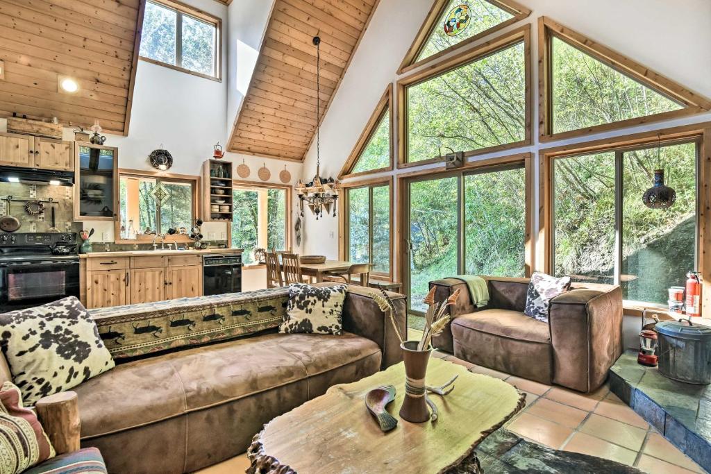 Cozy Rhododendron Cabin Hike and Ski Nearby!